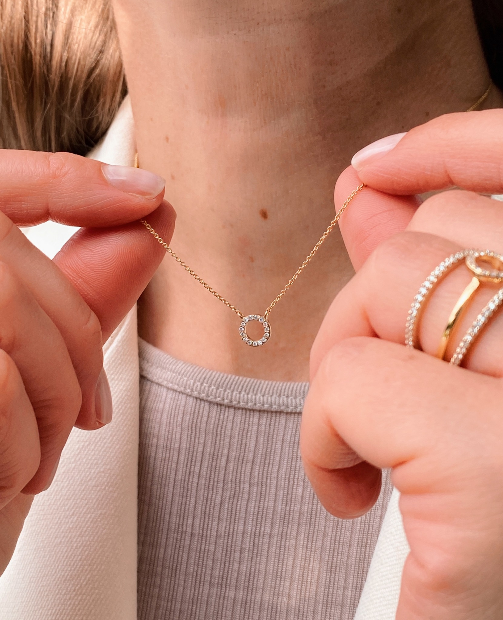 "Opdag Spirit Icon's unikke smykkekollektion, designet i Danmark med bæredygtighed i fokus. Gennemfør dit look med vores elegant forgyldte og sterling sølv smykker."