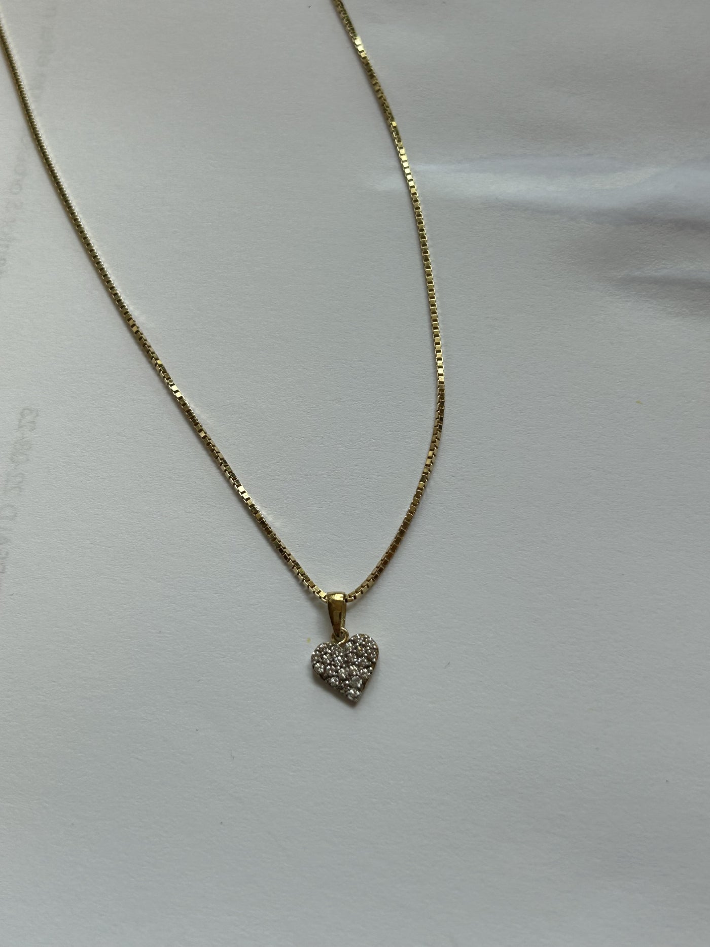 8 karat hjerte med zikonersten